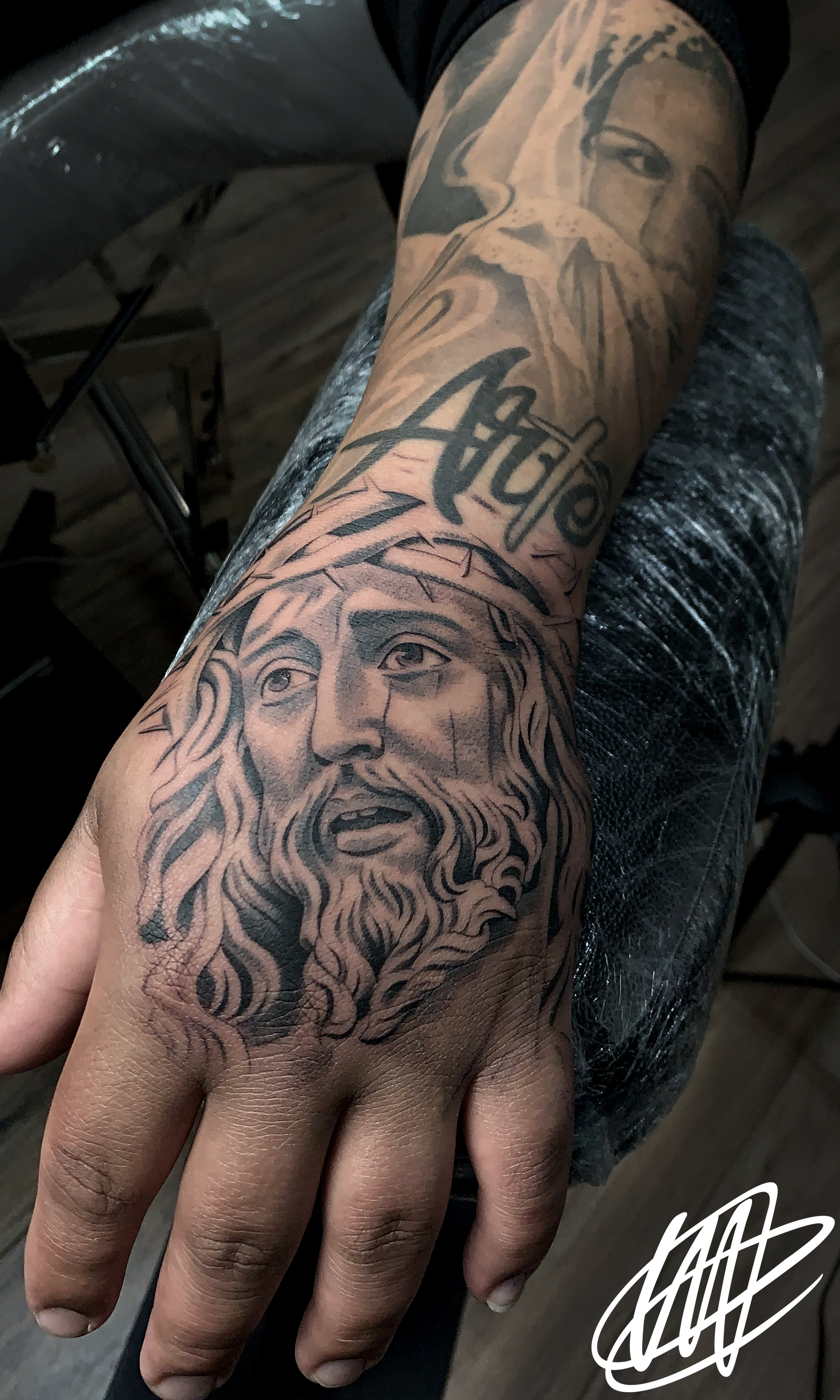 Osiel Hand